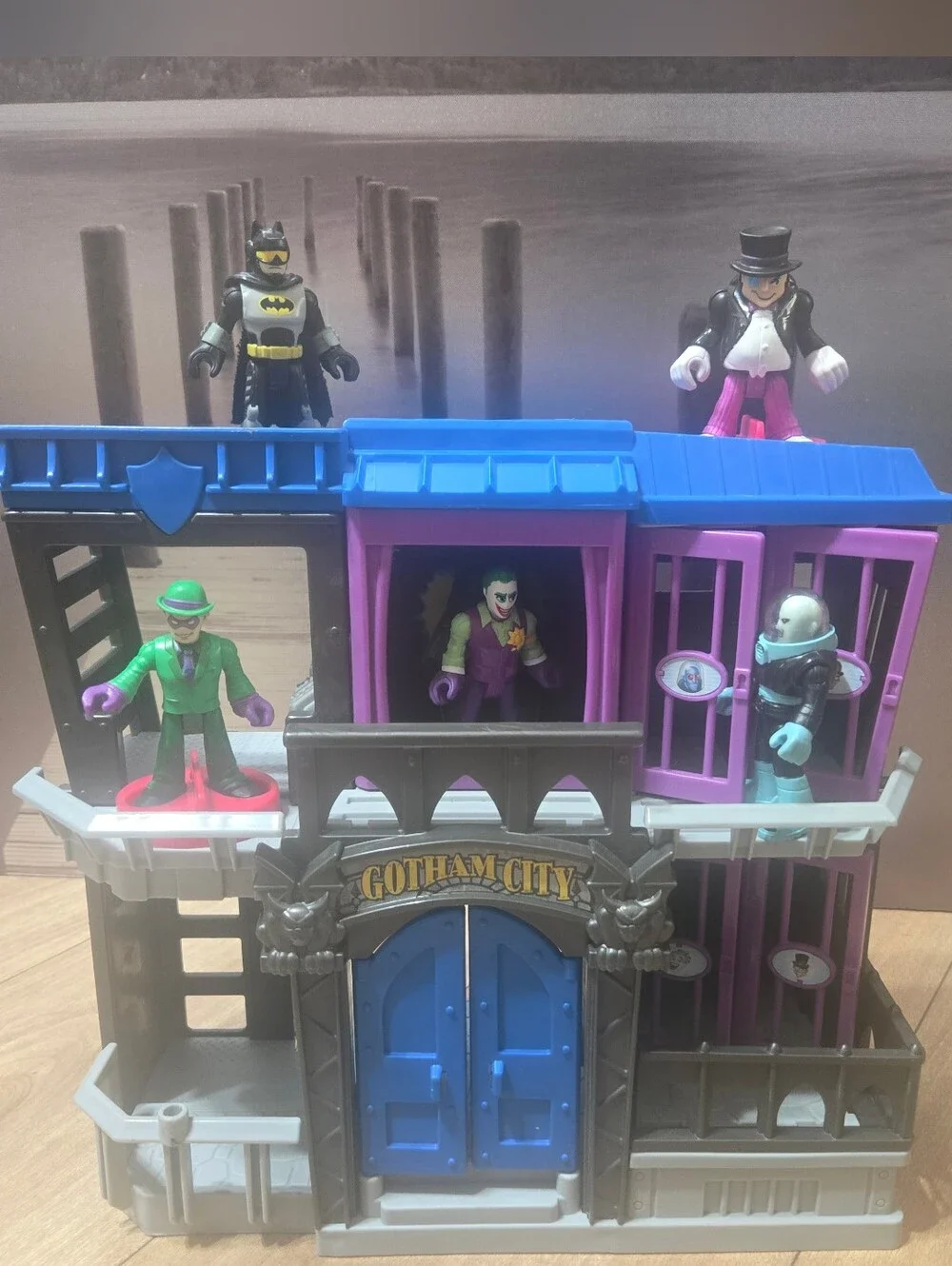 Batman Gotham City Playset Fisher Price Freeze Riddler Penguin Imaginext